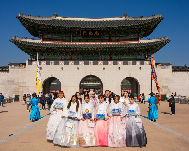 사진1_ 롯데웰푸드 _빼빼로 Agent P(에이전트 피) 활동 인원이 경복궁을 방문해 기념 촬영을 하고 있다.