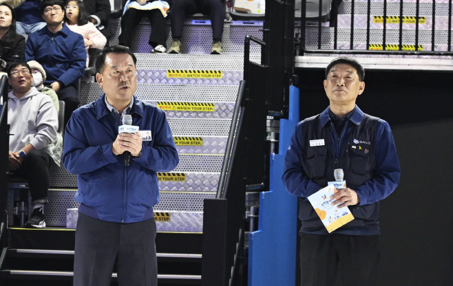 (사진3) (왼쪽부터) 현대차 국내생산담당 및 최고안전책임자(CSO) 이동석 사장과 금속노조 현대차지부 문용문 지부장이 발언하는 모습