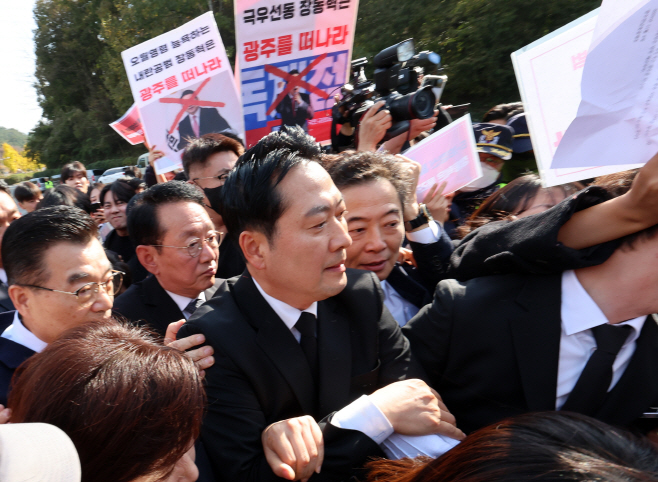 5·18민주묘지 들어서는 장동혁 대표<YONHAP NO-4931>