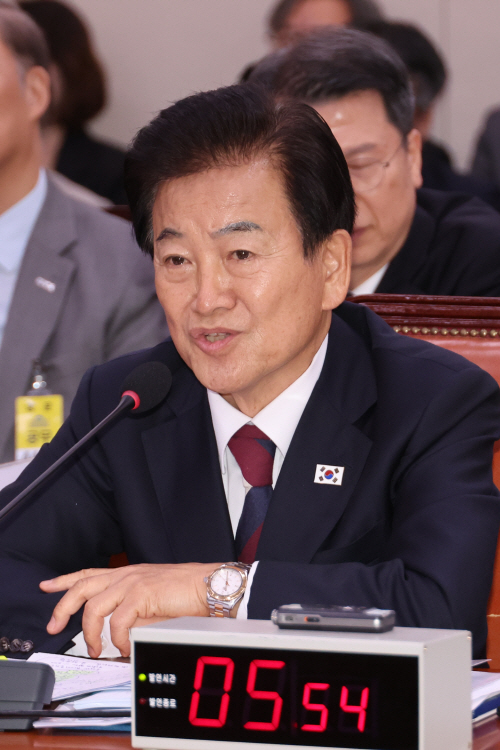 북미회담 가능성 질문에 답하는 정동영 통일장관<YONHAP NO-2565>