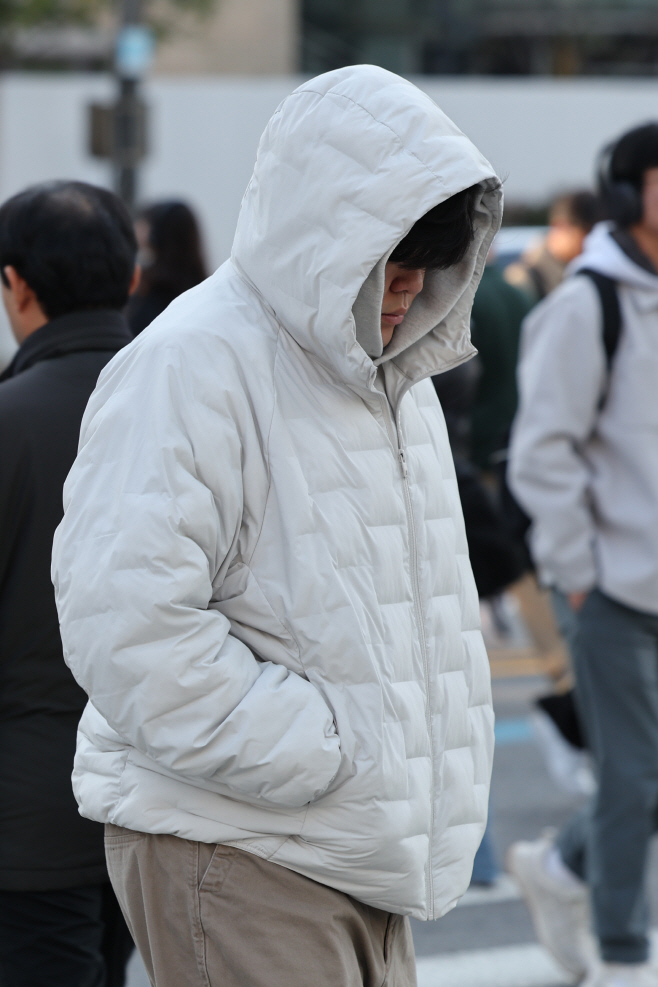 경량패딩도 부족한 추위<YONHAP NO-2020>