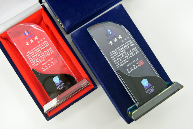 [하나투어 사진자료]하나투어, 긴급 상황 지원 기여 11인에 공로패 전달