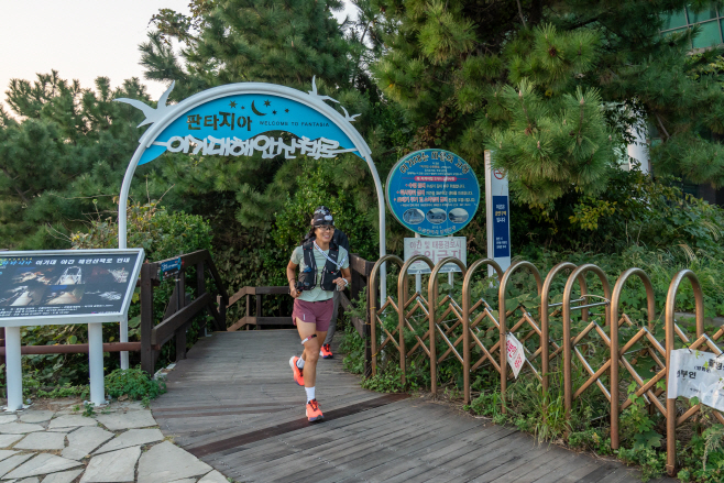 [한국관광공사] KDT 4500 RACE 해파랑 300K 행사에서 첫 번째 주자가 이기대해안산책로를 달리고 있다.