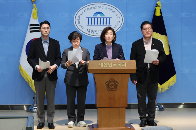 대장동 사건 항소포기 비판하는 국힘 법사위원들<YONHAP NO-2443>