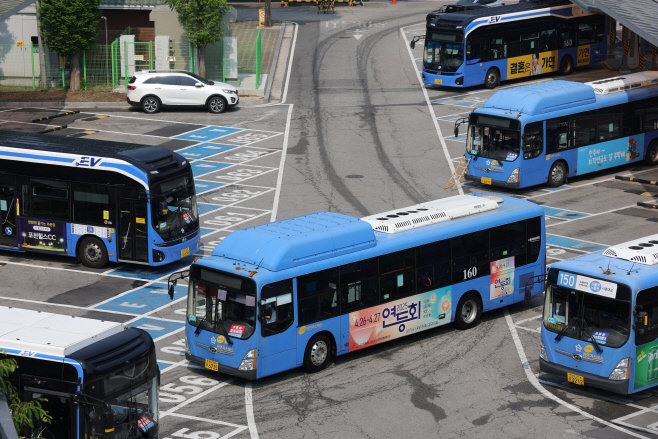 차고지에 대기 중인 서울 시내버스