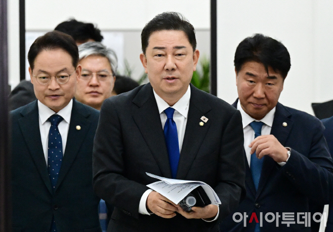 김병기 더불어민주당 원내대표가 9일 국회에서 국감 종합평가 및 11월 국회 운영 관련 기자간담회를 하기 위해 들어서고 있다. 이병화 기자