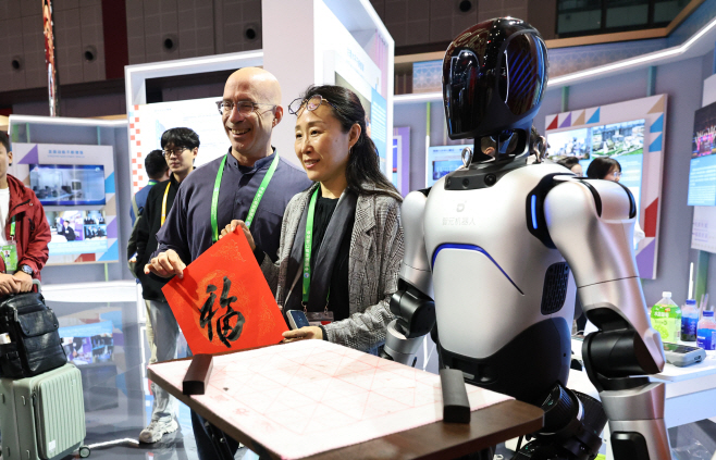 (CIIE) CHINA-SHANGHAI-CIIE-FOREIGN TALENTS-VISIT (CN)