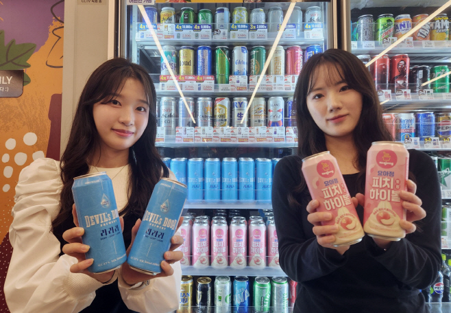 이마트24가 연말을 앞두고 인기 브랜드와 협업한 차별화 주류 2종을 선보인다.