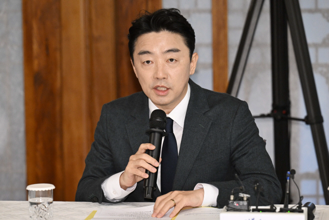 발언하는 강훈식 비서실장