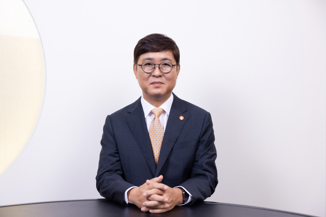 최휘영 장관 공식 프로필01 (1)