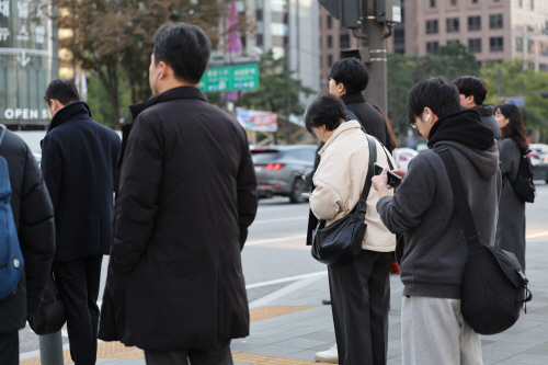 아침 기온 '쌀쌀'<YONHAP NO-2015>