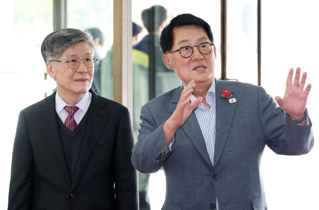 국정원 들어서는 박지원 의원<YONHAP NO-4170>