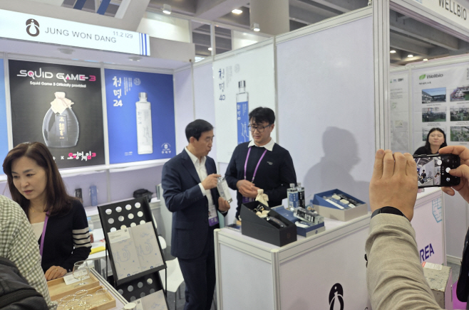 251111 충주시 중국 광저우 교역회서 130만 달러 수출 쾌거(가운데 조길형 시장과 중원당 관계자 사진)1 (2)