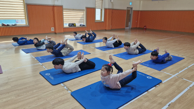 1.경북교육청, 2025 늘봄_방과후학교 우수사례 최우수 2교, 우수 1교 선정 쾌거!(학생 성장을 위한 노력 결실! 경북 늘봄·방과후, 전국에서 빛났다)(문수초등학교-키쑥쑥요가 활동 모습)_01 (3)