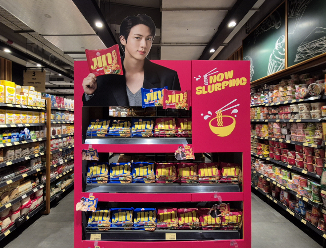 오뚜기 할랄 진라면 인도네시아 현지 대형마트 내 전용 매대