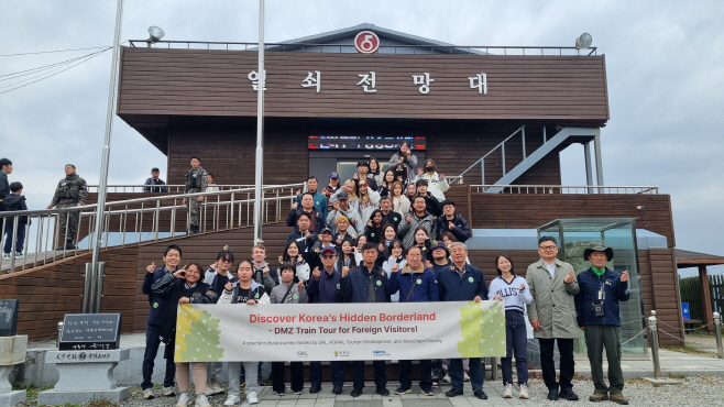 비무장지대(DMZ) 평화관광 체험 행사 참여자들이 열쇠전망대 앞에서 기념촬영을 하고 있다.