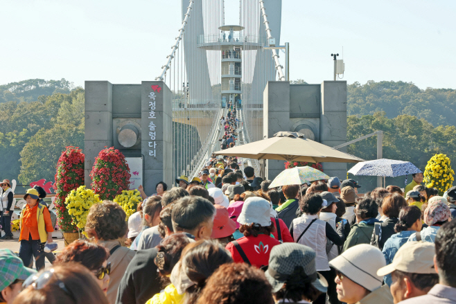 1. 임실군, 10월 관광객 129만명…통계상 월 기준 역대 최고치 진기록2(옥정호 붕어섬 출렁다리)