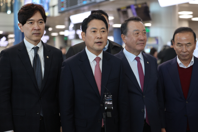 청주국제공항 둘러보는 국민의힘 장동혁 대표<YONHAP NO-3486>