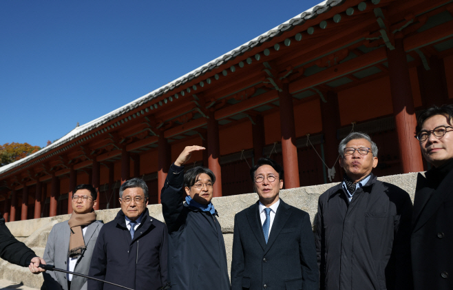 ‘종묘 앞 고층건물’ 위치 확인하는 국무총리<YONHAP NO-3412>