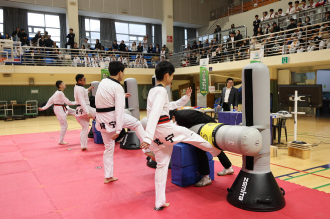 1.(사진)중국 셴닝시 태권도 대표단 초청 교류_스피드 발차기 대회(2)