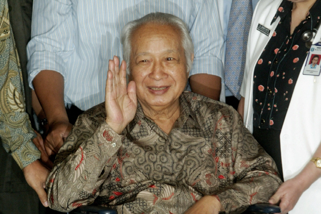 Indonesia Suharto Hero Status <YONHAP NO-3774> (AP)