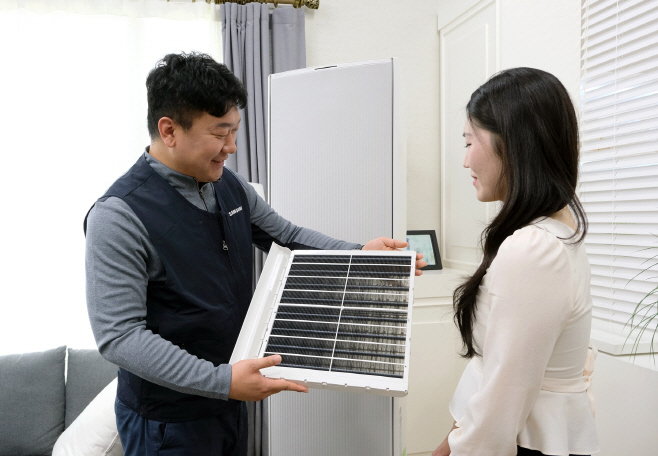 2. 삼성전자서비스 엔지니어가 에어컨 필터 상태를 확인하는 모습