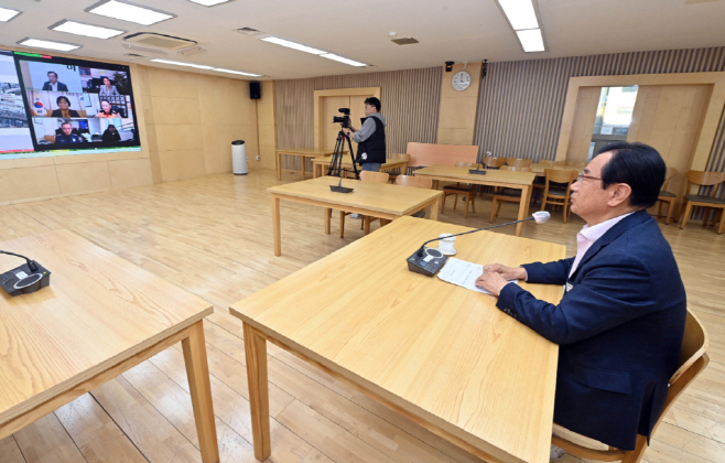 시청 상황실에서 이현재 하남시장이 박성갑 하남경찰서장, 조천묵 하남소방서장, 오성애 광주하남교육지원청 교육장 등 유관기관장, 민원인들과 ‘실시간 민원 협력 화상회의’를 진행하고 있다./하남시