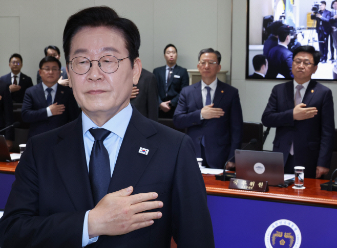 국무회의 참석한 이재명 대통령과 정성호 법무부 장관