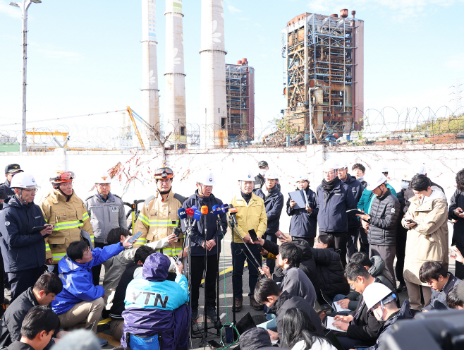 울산화력발전소 앞에 선 고용노동부 장관