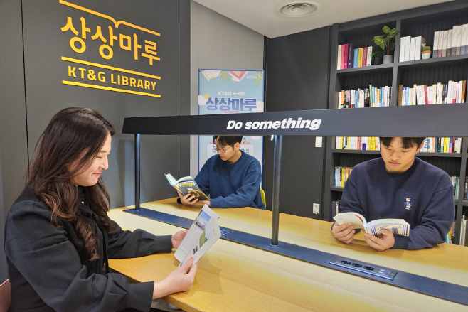 KT&G 사내 도서관 '상상마루'에서 임직원 독서