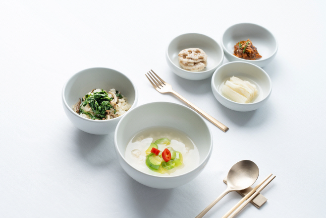 (사진2)곤달비나물 비빔밥과 순두부탕 기본찬 3종