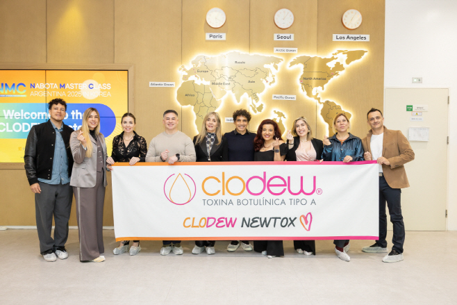 [사진자료2] 나보타 마스터 클래스에 참여한 아르헨티나 의료진이 대웅제약 공장에서 기념 사진을 촬영하고 있다