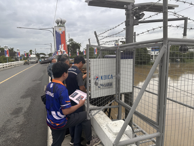 사진 6. 팜팡가강 유역 수자원 통합 관리시스템 구축 2차 사업 기자재 점검