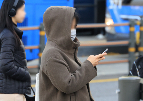 추워진 출근길..일교차 15도 안팎<YONHAP NO-1585>