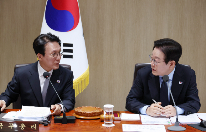 회의 공개 범위 논의하는 이재명 대통령과 김민...<YONHAP NO-1816>