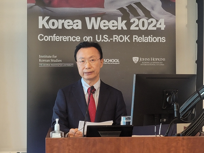 기조연설하는 김천식 통일연구원장<YONHAP NO-1635>