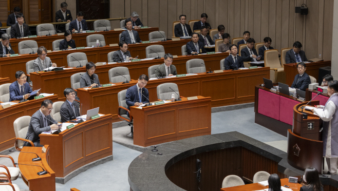 의원 질의에 답하는 임광현 국세청장<YONHAP NO-2606>