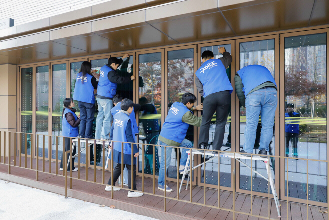 '구해조(鳥) KCC글라스' 캠페인 조류충돌방지스티커 부착