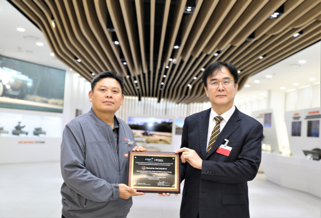 사진2. 한화에어로스페이스 안홍규 임원(왼쪽)과 정상욱 CMMI High Maturity 선임심사원(ITQC 대표)가 인증 후 기념촬영을 하고 있다.
