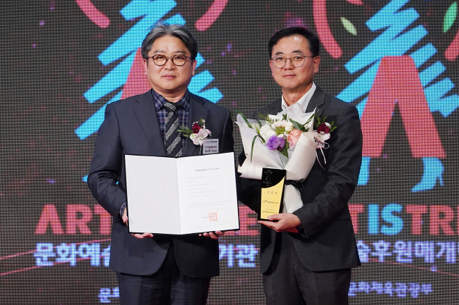 HS효성첨단소재가 11일 ‘2025 문화예술후원우수기관’에 신규 선정됐다. (HS효성 최형식 커뮤니케이션실 상무(오른쪽), 한국문화예술위원회 송시경 사무처장(왼쪽))