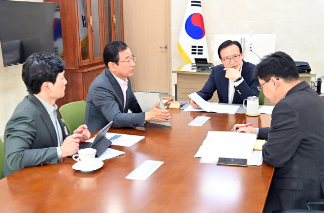 이현재 하남시장이 지난 11일 경기도교육청 북부청사에서 임태희 경기도교육감과 면담을 갖고 하남교육지원청 신설, 위례·감일신도시 과밀학급 해소 등 주요 교육 현안을 논의하고 있다./하남시