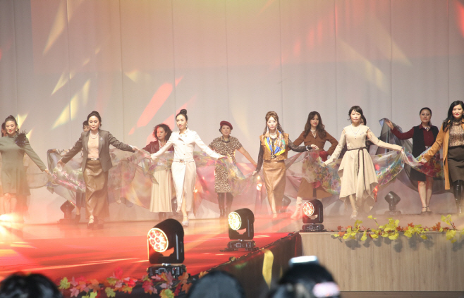 신중년 패션쇼 사진2(11월 10일 롯데백화점 평촌점 문화홀)