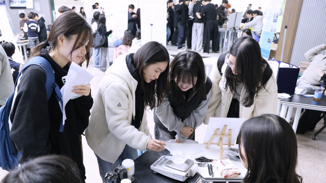 사진_오픈랩페스타에 참석한 학부생들이 연구실험을 체험하고 있다.