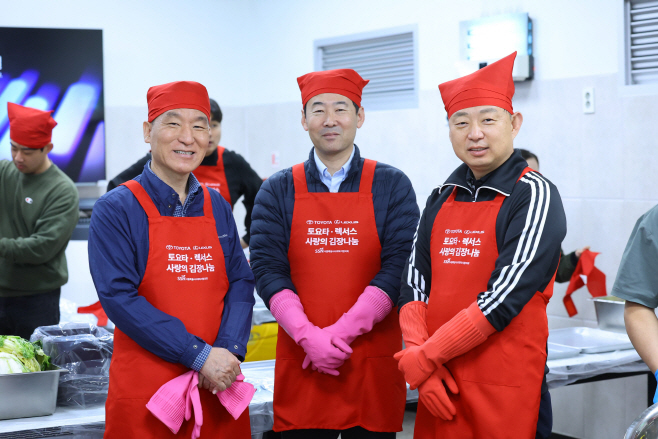 [사진자료3] 왼쪽부터 토요타파이낸셜코리아 정해양 사장, 렉서스 분당 딜러사 센트럴모터스 이상규 대표이사, 한국토요타자동차 미츠하타 유스케 부사장