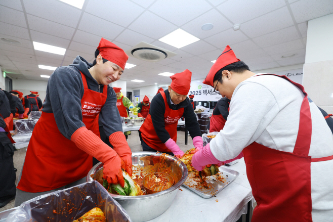 [사진자료6] 렉서스 분당 딜러사 센트럴모터스 임직원들이 성남 ‘안나의 집’에서 진행된 ‘2025 토요타·렉서스 사랑의 김장나눔’ 행사에 참여해 김장 김치를 담그고 있다