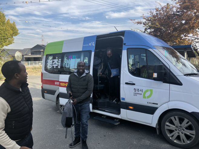 02.3 케냐 정부 관계자, 청주콜버스 벤치마킹 방문. 사진(청주콜버스 시승2) (2)