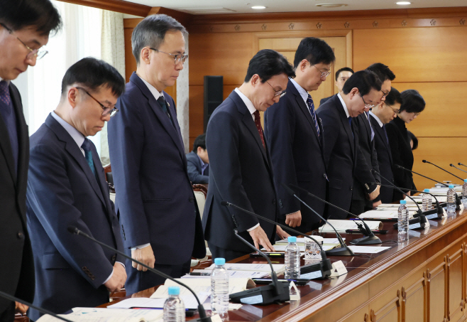 12.29여객기참사 희생자 추모 묵념<YONHAP NO-4201>