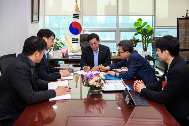 이상휘 국회의원과 면담중