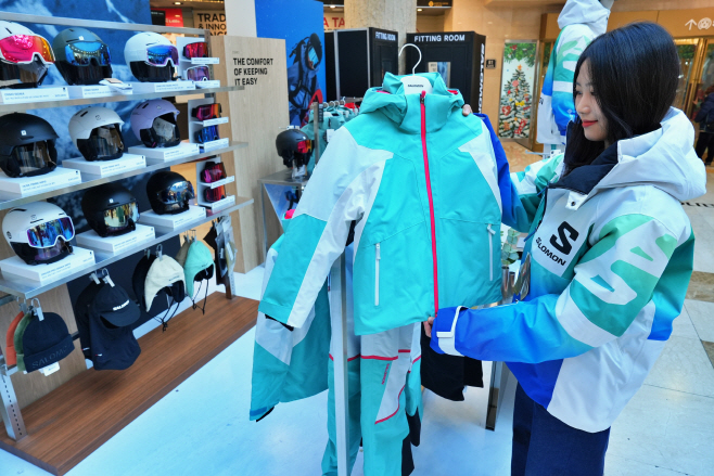 4. [롯데백화점] 본점 지하 1층 '살로몬' 팝업스토어에서 고객이 상품을 구경하고 있다.JPG