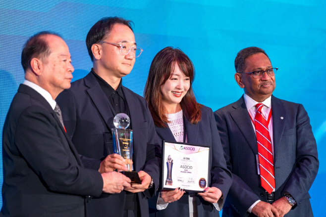 [사진] LG CNS 디지털AX담당 이승찬 상무(왼쪽에서 두 번째)가 11일 대만 타이베이에서 열린 아시아·오세아니아 정보산업기구(ASOCIO) 어워드 2025에서 ESG 어워드를 수상하는 모습.